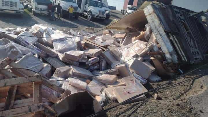 La volcadura de un camión de carga que llevaba pollo movilizó a elementos de Protección Civil del Estado y a una gran cantidad de personas que hasta hicieron fila para cometer actos de rapiña, ayer en la Carretera Nacional, municipio de Allende