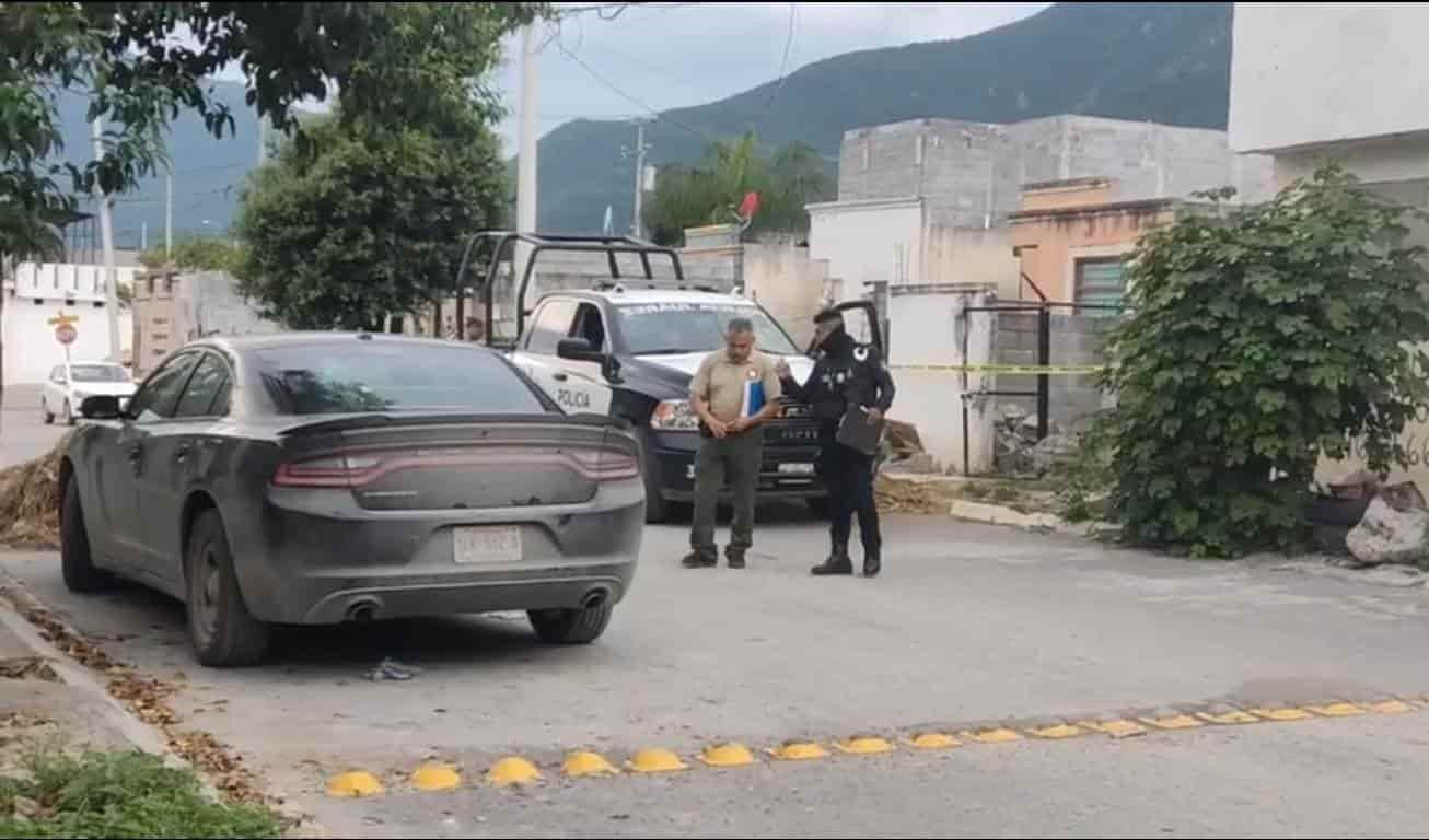 Elementos de la Agencia Estatal de Investigaciones, indagan la muerte de un vicioso de la colonia La Trinidad, que fue encontrado sin vida dentro de una vivienda en el municipio de Juárez, Nuevo León.