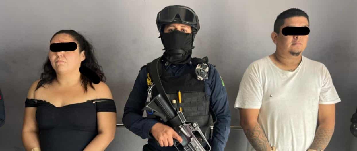 Tras una persecución, elementos de la Policía de Escobedo, lograron la detención de dos personas, entre ellas una mujer, quienes presuntamente atacaron a balazos e hirieron a un hombre.