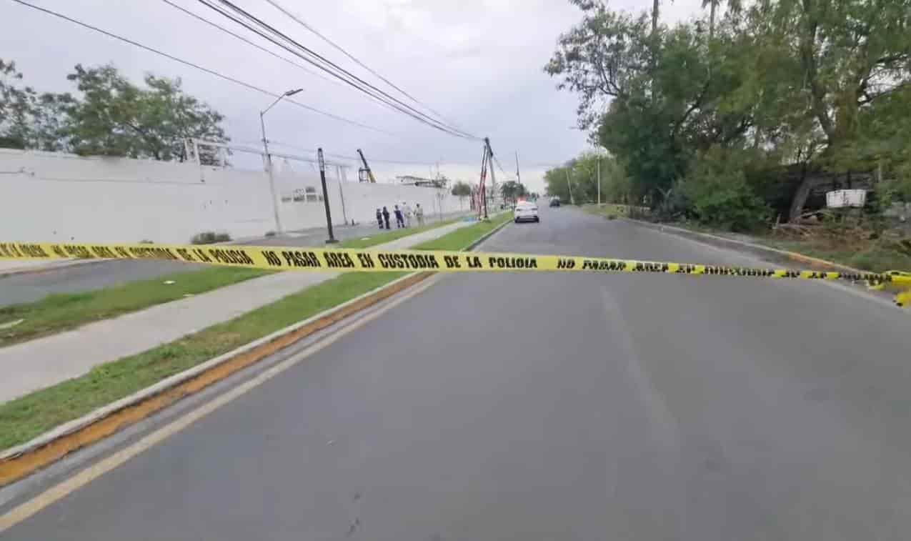 Un empleado de una empresa de televisión de paga, murió en forma trágica, al recibir una descarga de 34 mil voltios, cuando instalaba cable en un sector del municipio de San Nicolás.