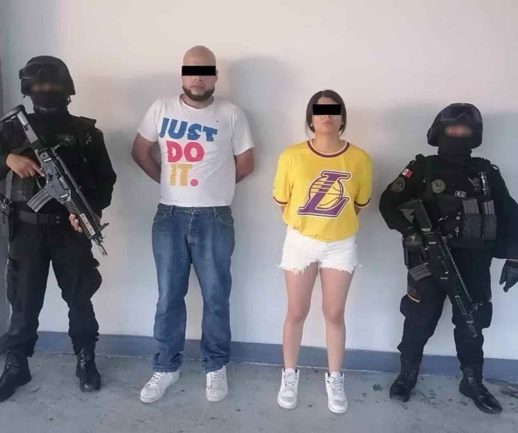 Cae pareja con armas y droga