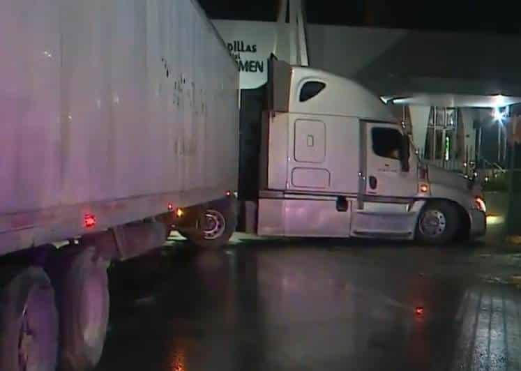 Derrapa tráiler en persecución