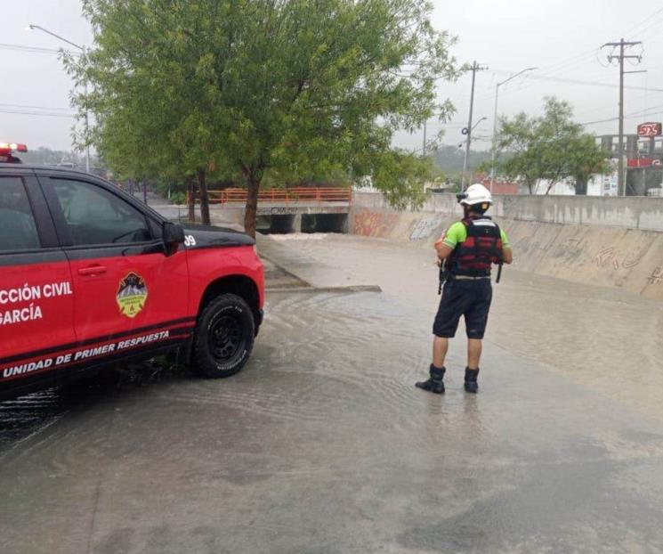 Rescatan a cinco personas arrastradas por el agua Rescatan a cinco personas arrastradas por el agua