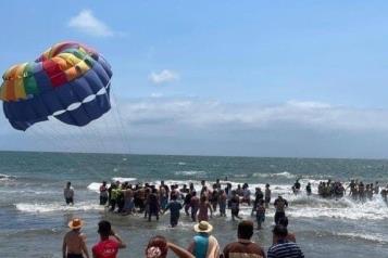 Rescatan a hombre luego de quedar suspendido en un parachute