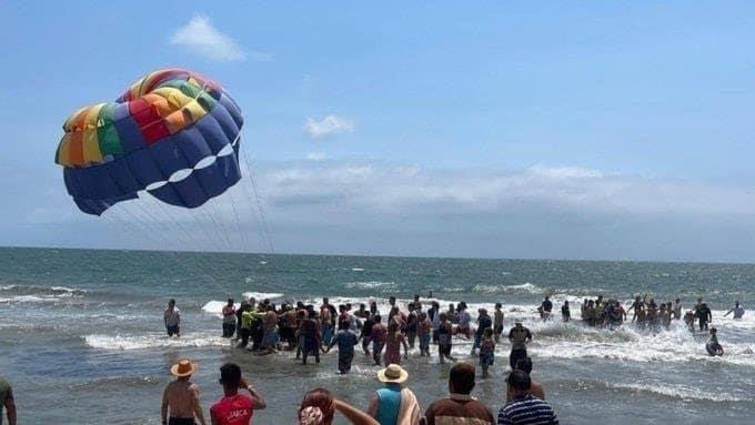 Rescatan a hombre luego de quedar suspendido en un parachute Rescatan a hombre luego de quedar suspendido en un parachute
