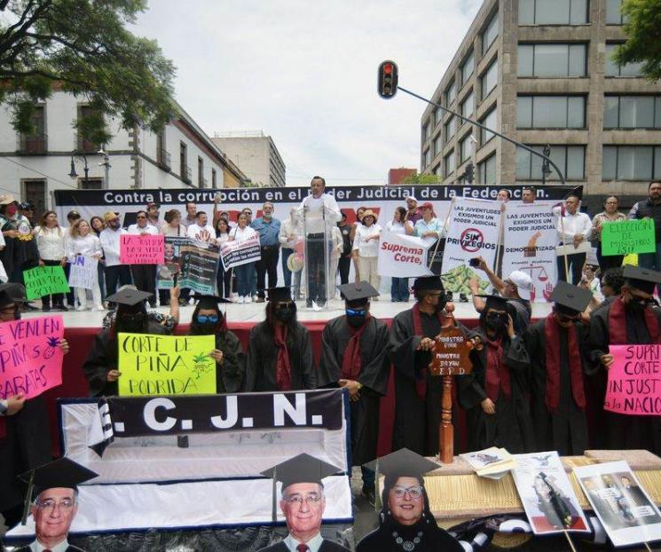 Con féretros, lanzan amenazas a ministros