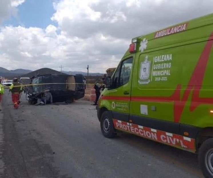 Muere conductor tras estrellarse con máquina agrícola