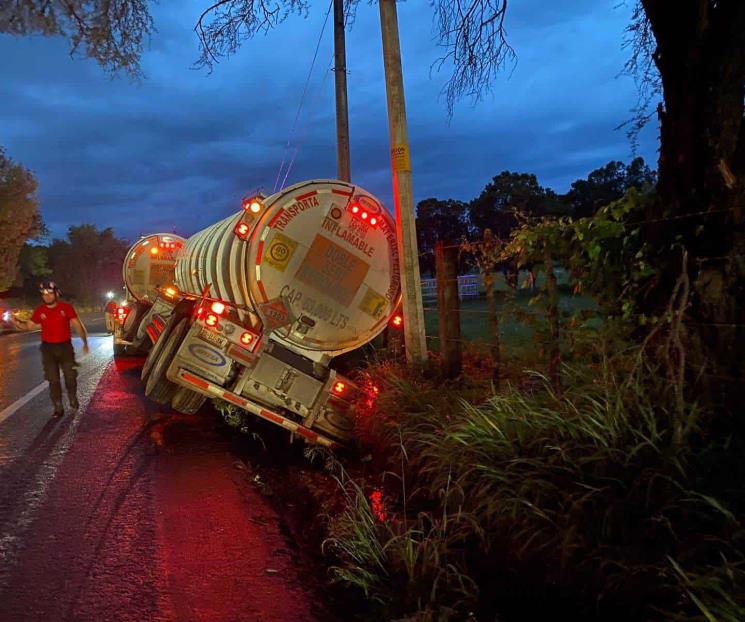 Derrapa pipa en curva; se sale de la carretera
