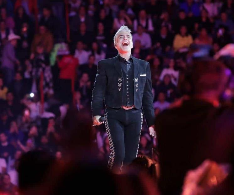 Alejandro Fernández celebra la llegada de su nieto