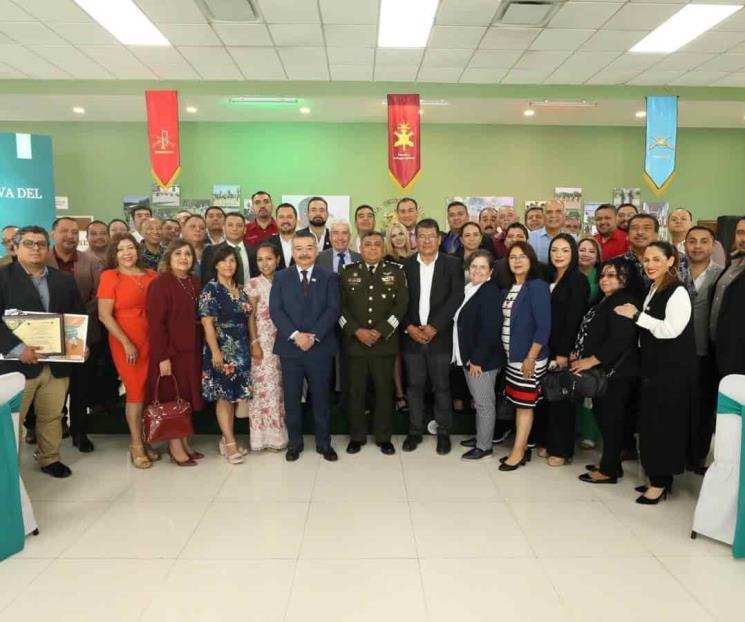Festeja Sedena a los maestros de la Sección 21