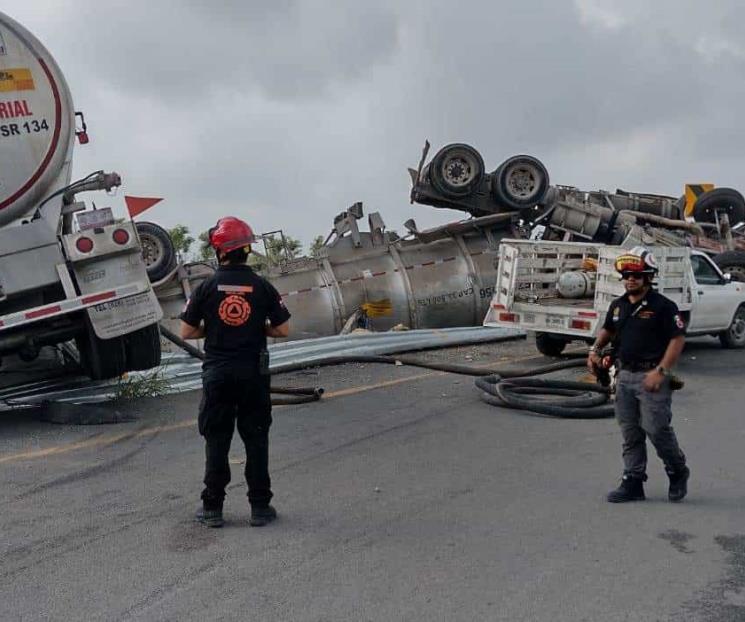 Vuelca pipa cargada con combustible Vuelca pipa cargada con combustible