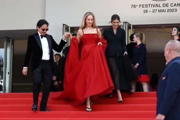 Jennifer Lawrence se luce en Cannes con chanclas