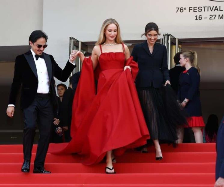 Jennifer Lawrence se luce en Cannes con chanclas Jennifer Lawrence se luce en Cannes con chanclas