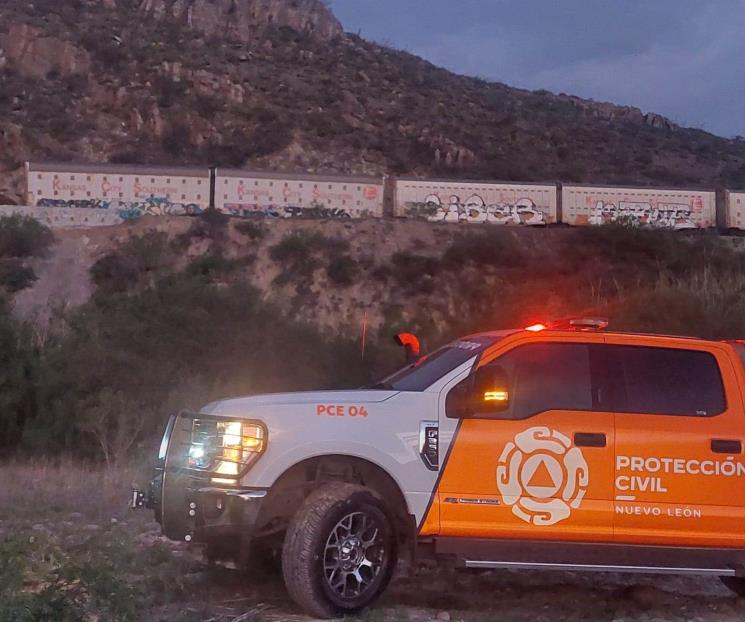 Se descarrila tren y vagones caen al Río Pesquería