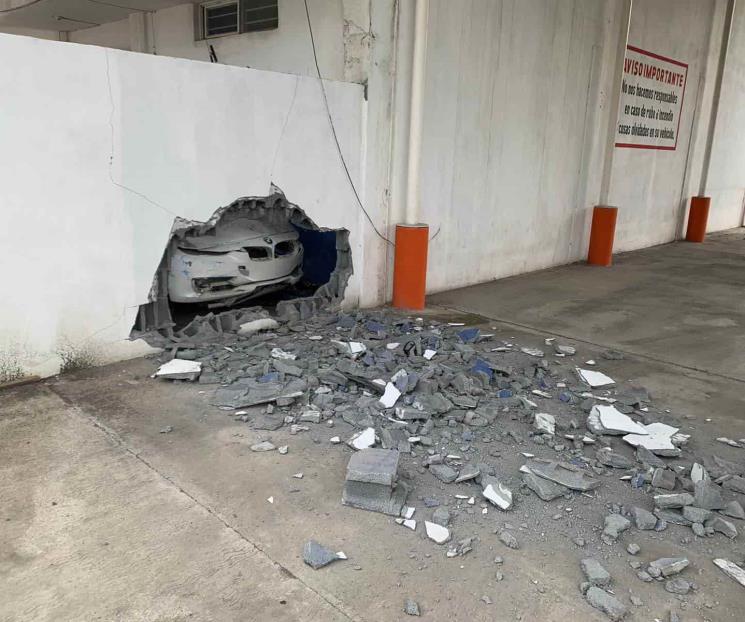 Impacta auto contra barda