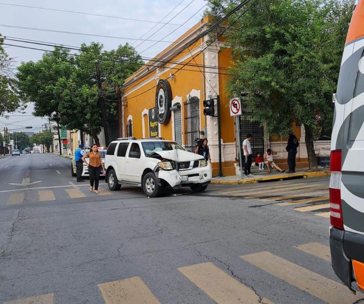 Deja estrellamiento tres heridos