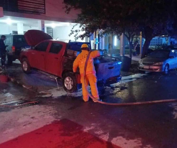 Acaba fuego con camioneta
