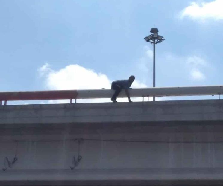 Salvan a sujeto al borde de puente Salvan a sujeto al borde de puente