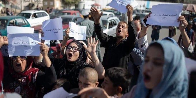 Talibán alista la guía para que las mujeres puedan trabajar