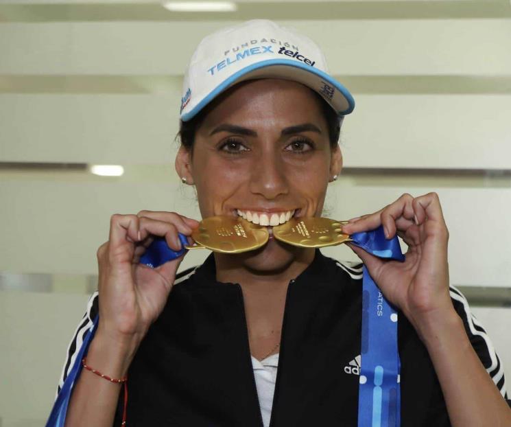 Siguen nadadoras con preventa de trajes de baño