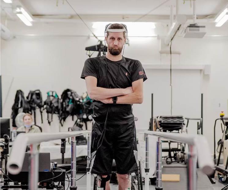 Tetrapléjico vuelve a caminar gracias a un puente digital