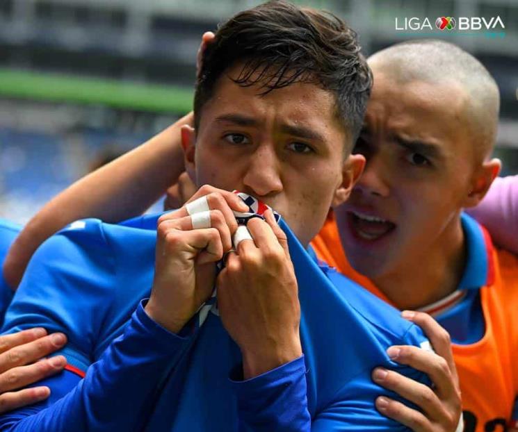 Suspenden a jugador por lanzarle botella a árbitro