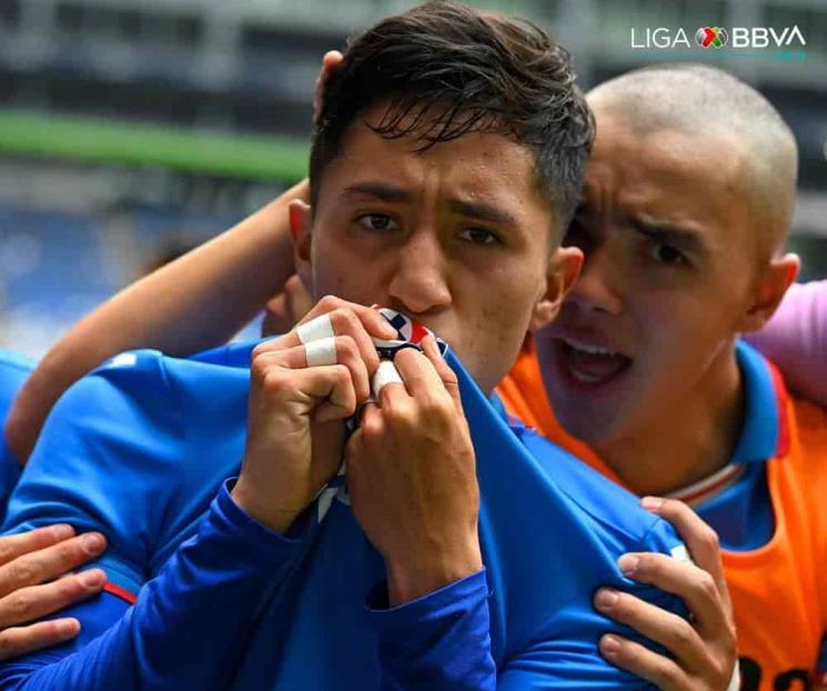 Suspenden a jugador por lanzarle botella a árbitro Suspenden a jugador por lanzarle botella a árbitro