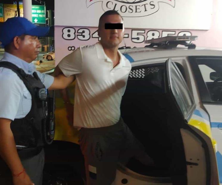 Golpea a su pareja por celos