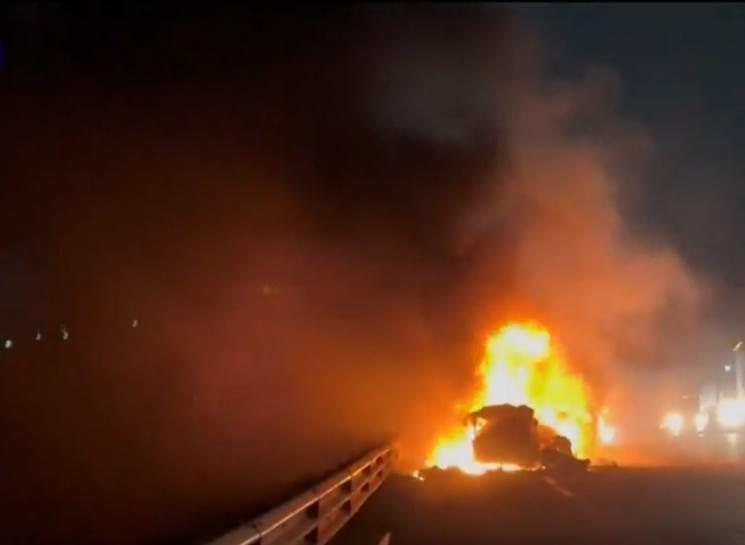 Arde tráiler cargado con maíz