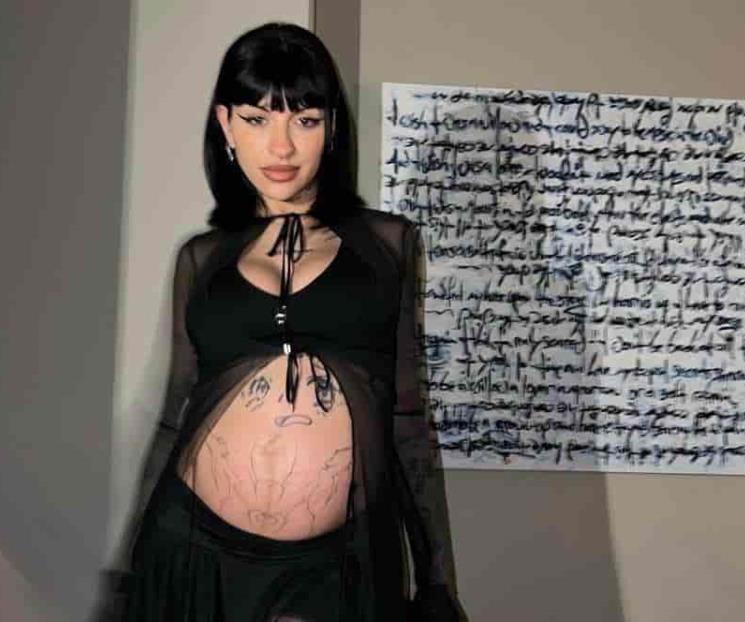 Cazzu presume su embarazo con un atrevido look