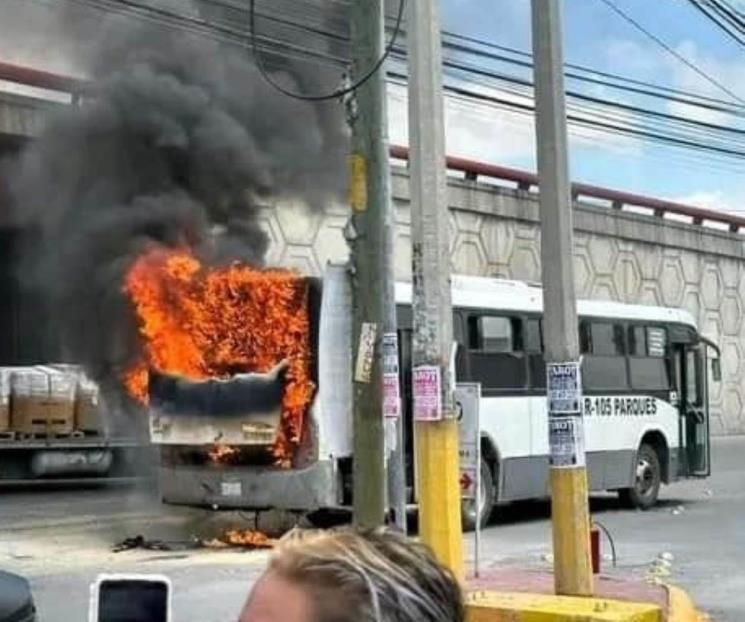 Arde ruta urbana en Apodaca