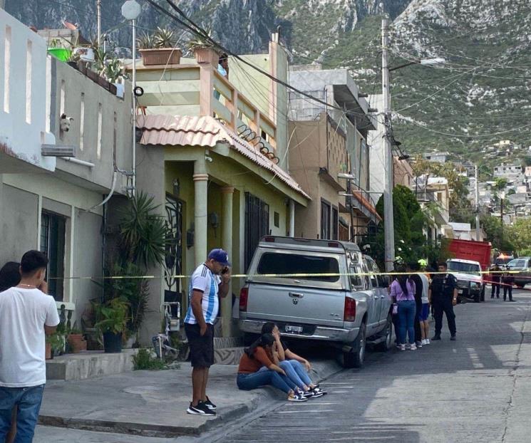 Ataque a balazos en casa de Santa Catarina deja un muerto