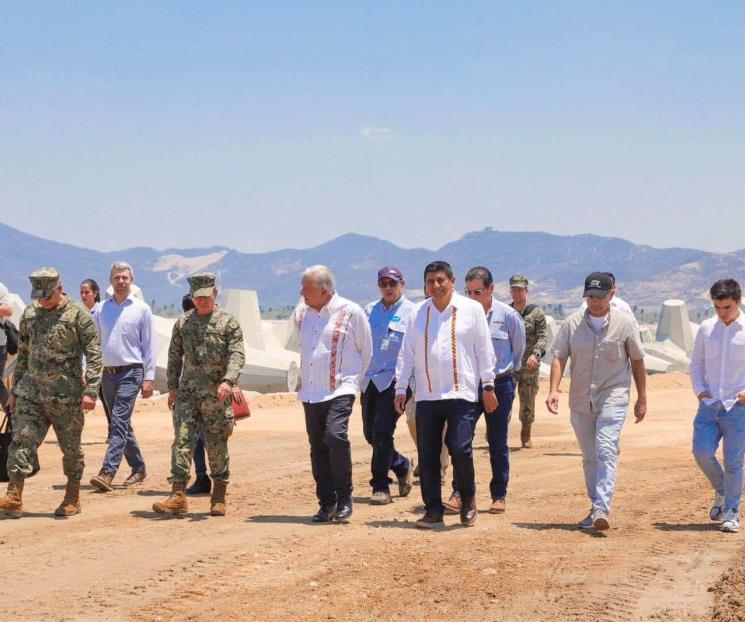 AMLO supervisa modernización del Puerto de Salina Cruz AMLO supervisa modernización del Puerto de Salina Cruz