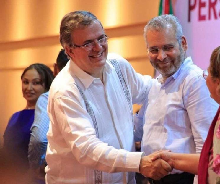Evade Ebrard hablar del pacto con corcholatas