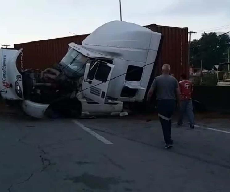 Tráiler se estrella con muro en Santiago