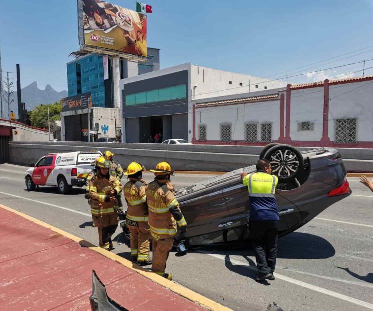 Vuelca auto en Morones Prieto
