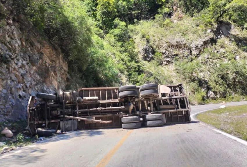 Ocasiona volcadura caos vial en Iturbide