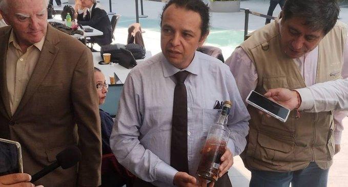 Diputado abre botella de vodka en plena sesión