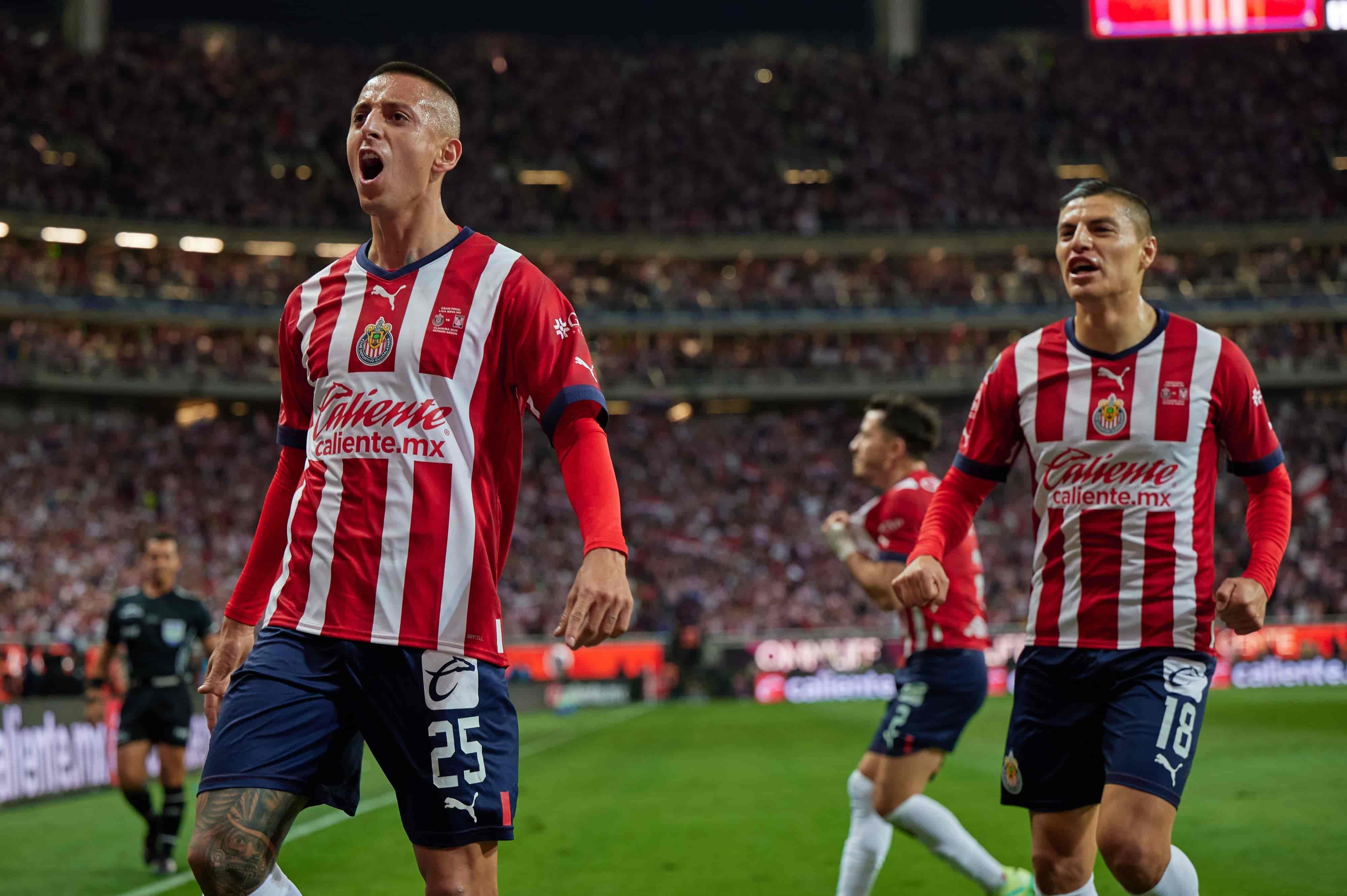 Roberto Álvarado hace el 1-0.