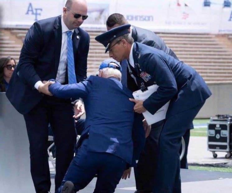 Biden tropieza en ceremonia de graduación de la Fuerza Aérea Biden tropieza en ceremonia de graduación de la Fuerza Aérea