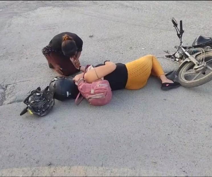 Choca taxi contra moto