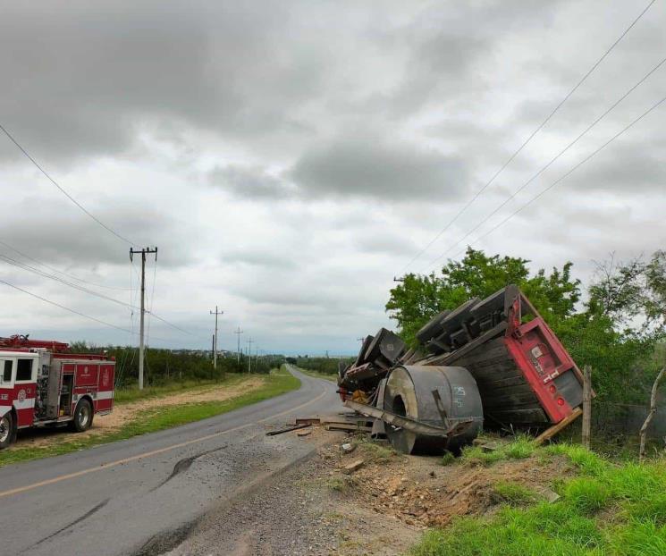Vuelca tráiler en Pesquería