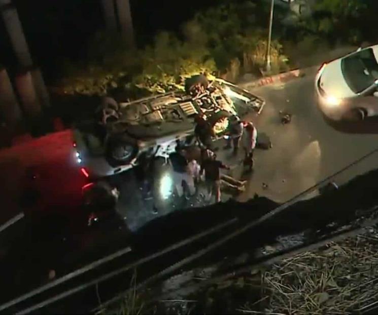 Vuelca su vehículo y cae a barranco
