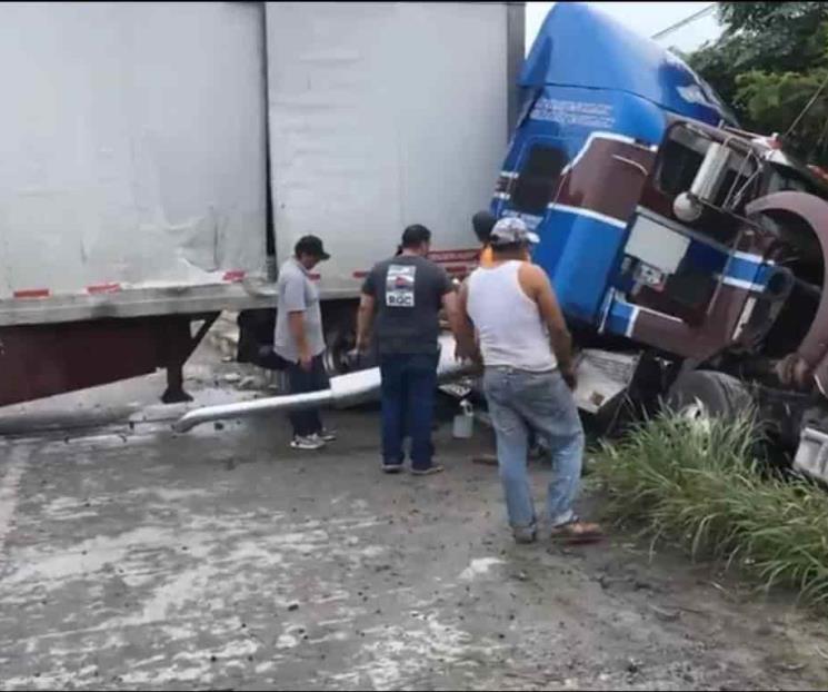 Derrapa tráiler por pavimento mojado Derrapa tráiler por pavimento mojado