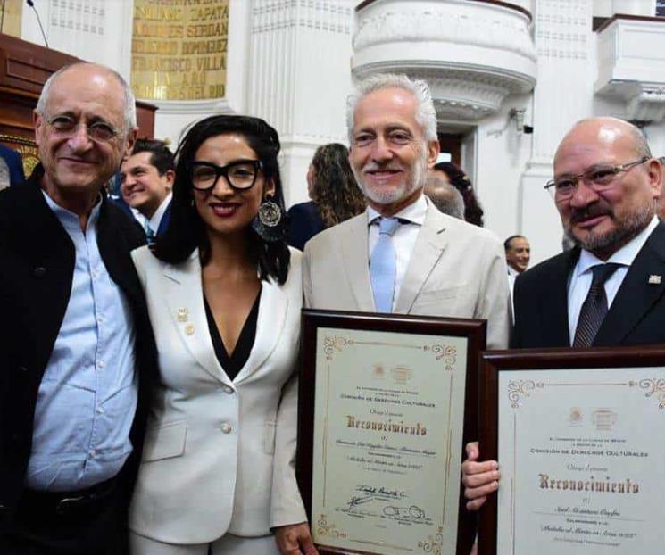 Entregan medallas al Mérito artístico