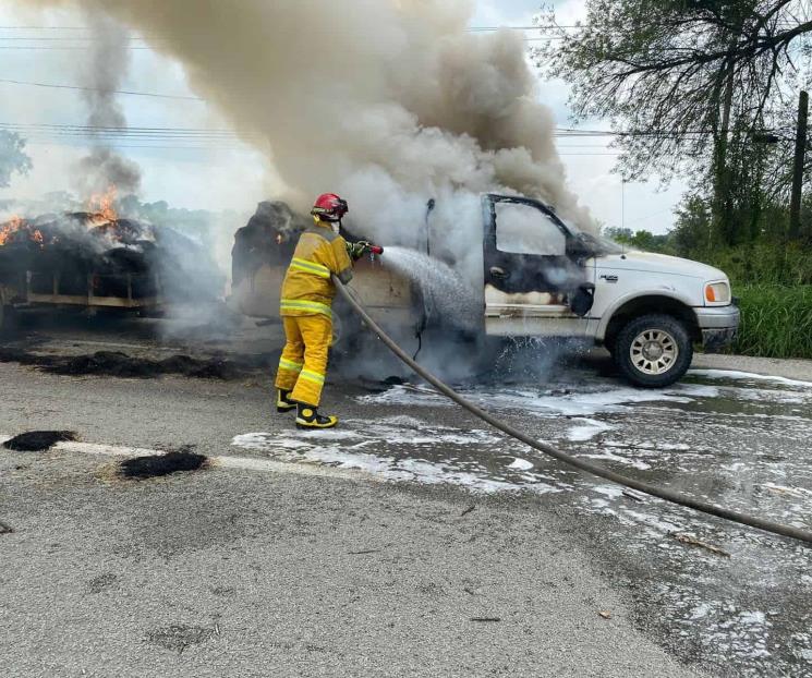 Acaba fuego con camioneta Acaba fuego con camioneta