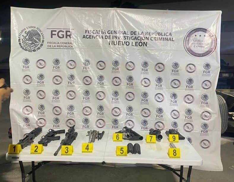 Un estadounidense que llevaba material bélico escondido en el depósito de gasolina de la camioneta que conducía, fue detenido por elementos de la Fiscalía General de la República (FGR), adscritos a la Policía Federal Ministerial (PFM) de la Agencia de Investigación Criminal (AIC) en Nuevo León, en el municipio de Galeana