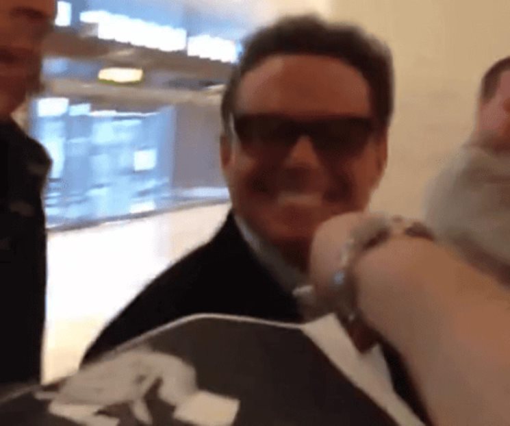 Luis Miguel atiende a seguidoras en aeropuerto