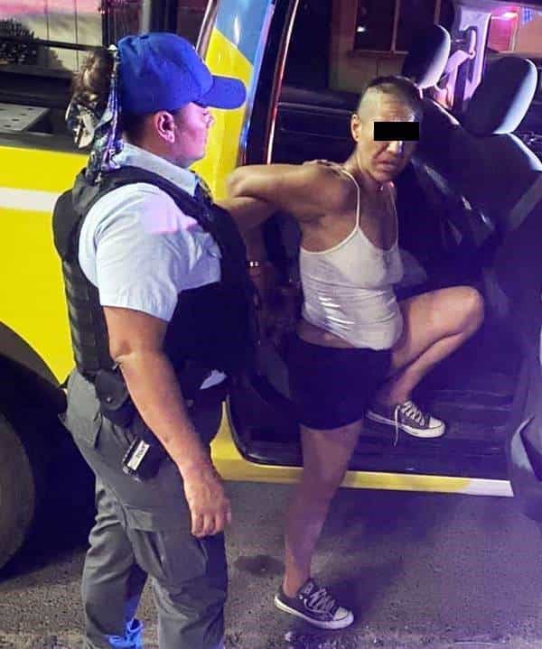 En el momento que presuntamente robaban cableado de una zona habitacional, una pareja fue detenida por oficiales de la Secretaría de Seguridad y Protección a la Ciudadanía de Monterrey, la madrugada de ayer en la colonia Mitras Centro