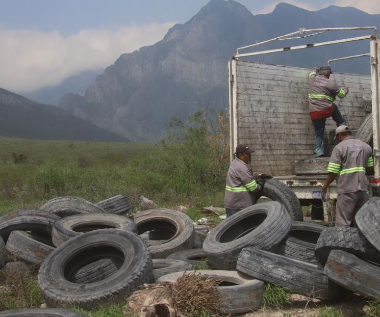 Retiran 60 toneladas de llantas, escombro y basura